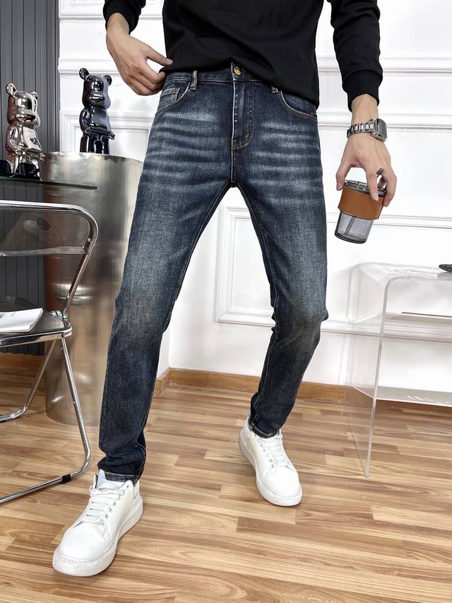 迪奥 秋冬新款 高端品质牛仔裤 弹力 修身显瘦小直筒 潮范奢华 细节精致到位 板型秒赞 秒赞 尺码:28---38